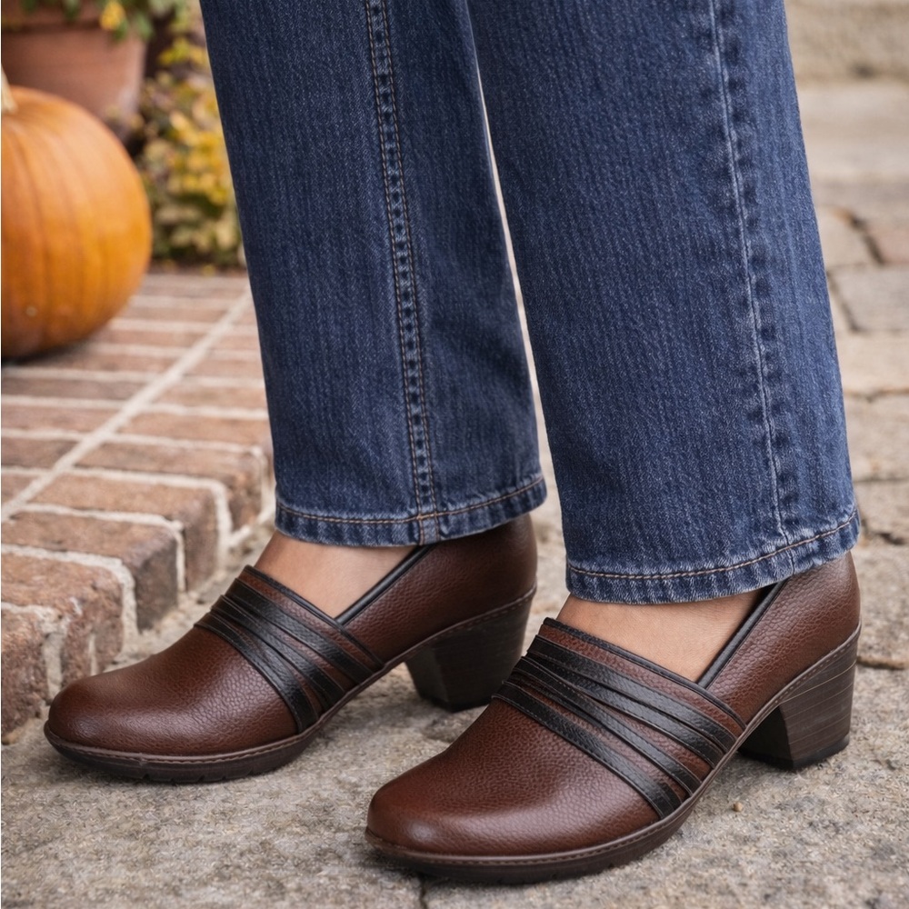 Thom McAnn Brown Leather Heeled Clogs Mules Shoes Womens Size 8